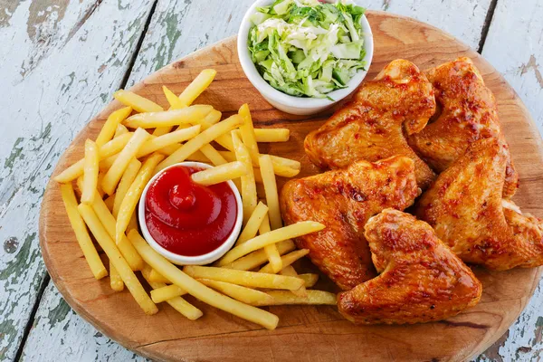 Kızarmış tavuk kanadı ve patates kızartması.