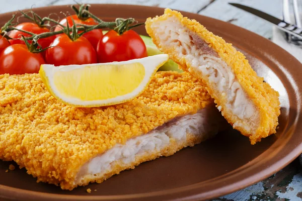Filete de pescado empanado con verduras — Foto de Stock