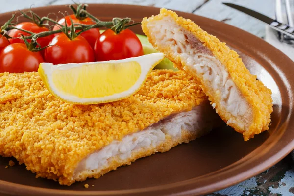 Paniertes Fischfilet mit Gemüse — Stockfoto