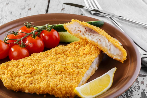 Paniertes Fischfilet mit Gemüse — Stockfoto