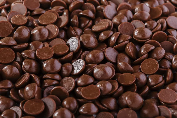 Choklad droppar på en vit bakgrund — Stockfoto