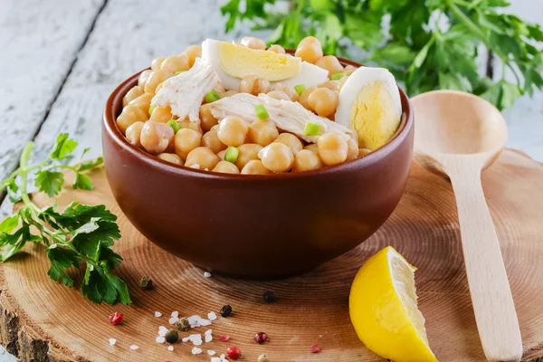 Chickpeas with boiled egg and chicken — Stock Photo, Image