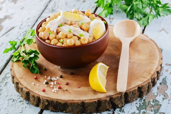 Chickpeas with boiled egg and chicken — Stock Photo, Image