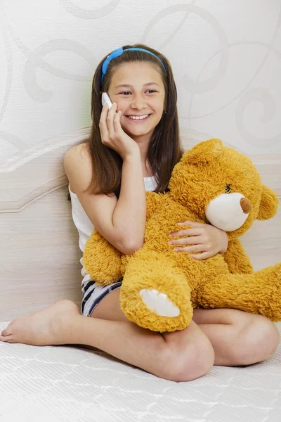 10-13 years girl talking on the phone — Stock Photo, Image