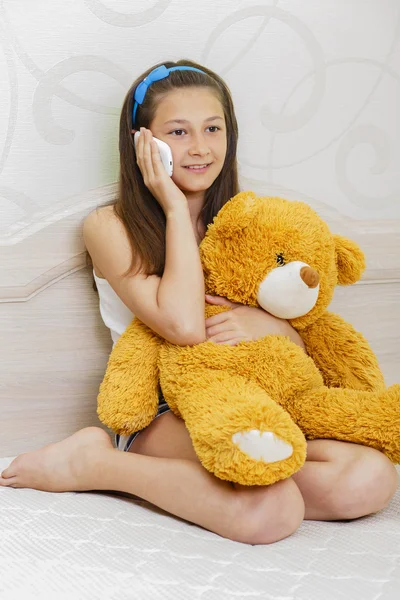 10-13 years girl talking on the phone — Stock Photo, Image