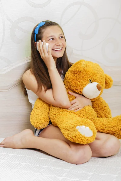 10-13 years girl talking on the phone — Stock Photo, Image