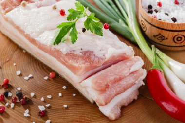 bir kara tahta üzerinde yeşil soğan ile domuz yağı