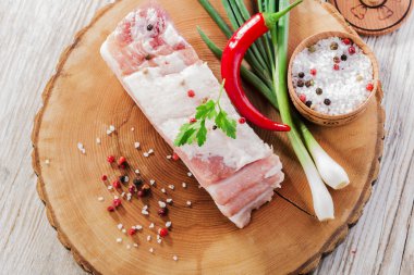 bir kara tahta üzerinde yeşil soğan ile domuz yağı