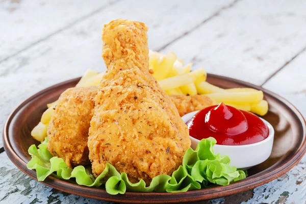 Gepaneerde kip drumstick Franse frietjes been — Stockfoto