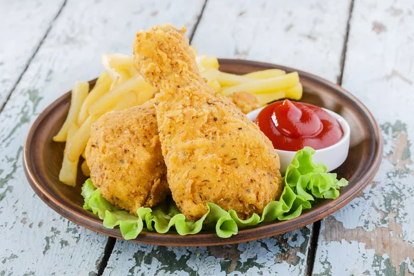 Batom de frango empanado perna de batatas fritas — Fotografia de Stock