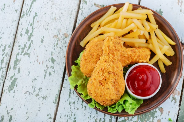 Gepaneerde kip drumstick Franse frietjes been — Stockfoto