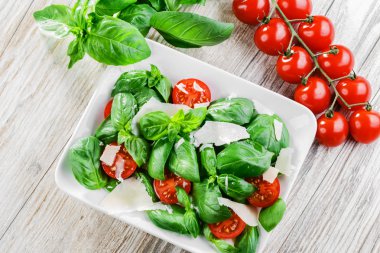 fesleğen ve domates salatası