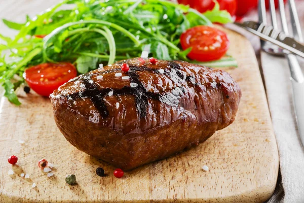 Grilovaný steak se salátem svíčková — Stock fotografie