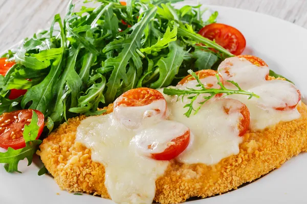 Fırında tavuk mozzarella ve domates fileto — Stok fotoğraf