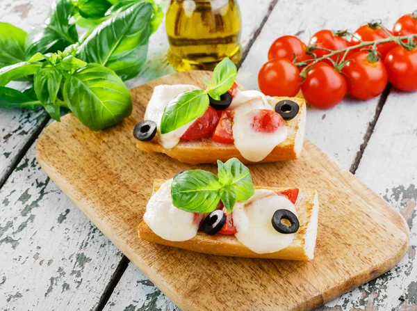 Bruschetta with tomatoes and mozzarella — Stock Photo, Image