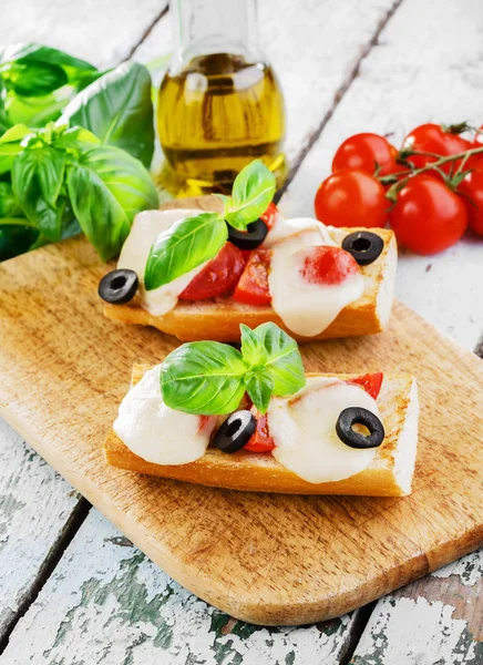 Bruschetta with tomatoes and mozzarella — Stock Photo, Image