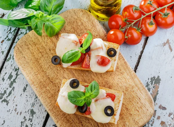 Bruschetta with tomatoes and mozzarella — Stock Photo, Image