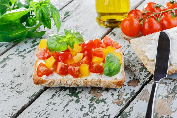 Bruschetta with tomatoes and bell peppers — Stock Photo, Image