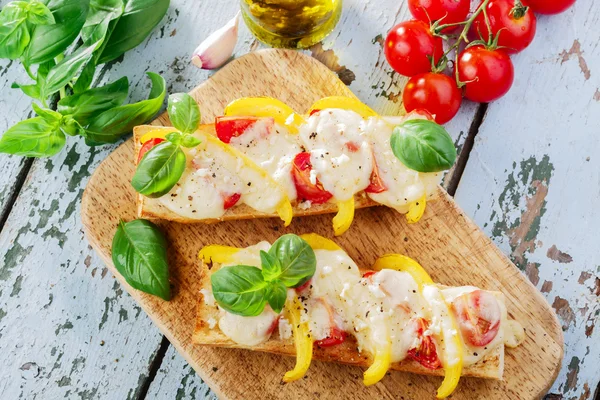 Bruschetta with tomatoes and bell peppers mozzarella — Stock Photo, Image