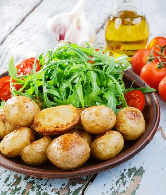 Genç bütün fırında patates