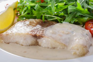 içinde beyaz sos pangasius fileto balık