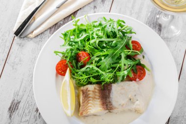 içinde beyaz sos pangasius fileto balık