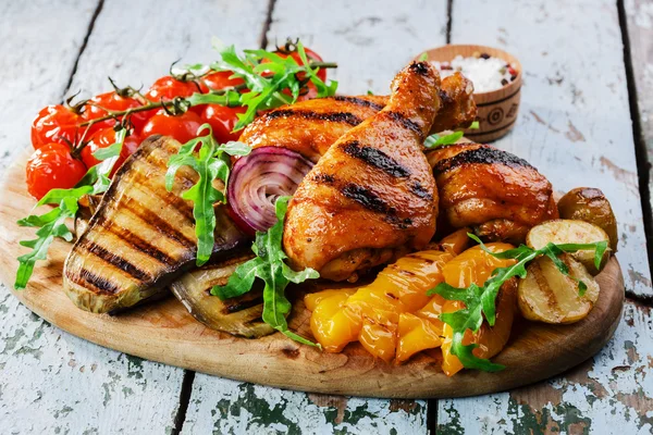 Grilled chicken drumstick with vegetables — Stock Photo, Image