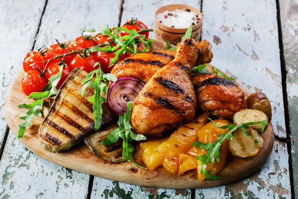Grilled chicken drumstick with vegetables — Stock Photo, Image
