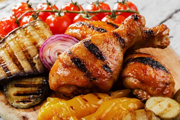 Palillo de pollo a la parrilla con verduras —  Fotos de Stock