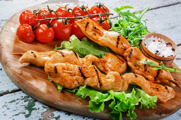 Grilled chicken on wooden skewers — Stock Photo, Image