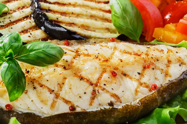 Fish steak grilled vegetables  lancet fish — Stock Photo, Image