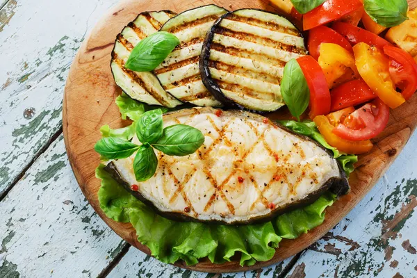 Fish steak grilled vegetables  lancet fish — Stock Photo, Image