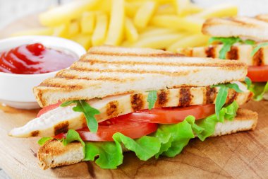 Sandviç ızgara tavuk ve domates patates kızartması ile