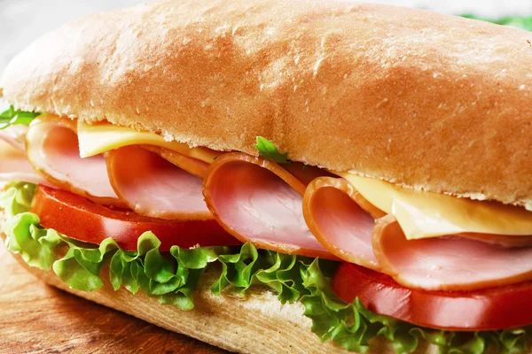 Sandwich ham dengan keju dan tomat — Stok Foto