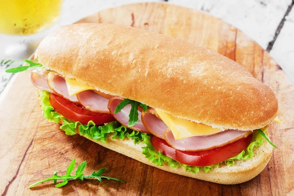 Broodje ham met kaas en tomaten — Stockfoto