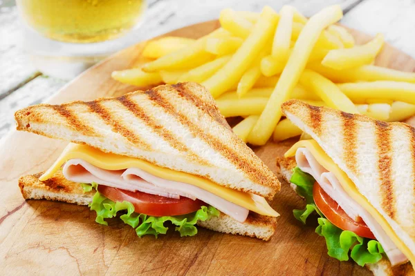 Roston sült szendvics sonka sajt hasábburgonyával — Stock Fotó