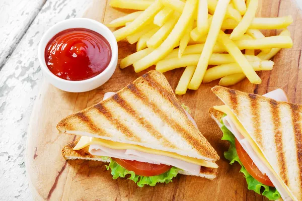 Roston sült szendvics sonka sajt hasábburgonyával — Stock Fotó