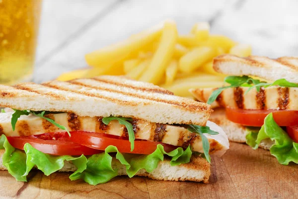 Smörgås med grillad kyckling och tomater pommes frites — Stockfoto