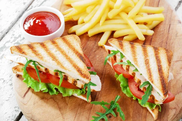 Sandwich con pollo a la parrilla y tomates papas fritas —  Fotos de Stock