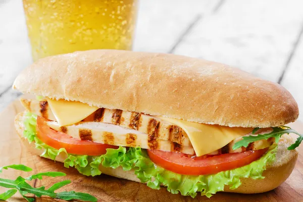 Sanduíche com tomate e queijo frango grelhado — Fotografia de Stock