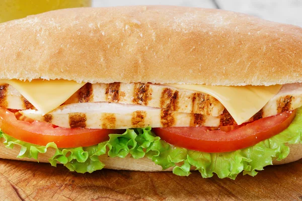 Sanduíche com tomate e queijo frango grelhado — Fotografia de Stock
