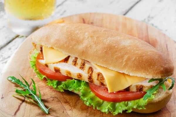 Sandwich with tomato and cheese grilled chicken — Stock Photo, Image