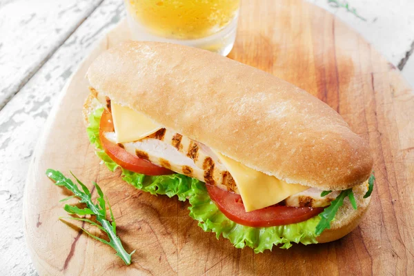 Sanduíche com tomate e queijo frango grelhado — Fotografia de Stock