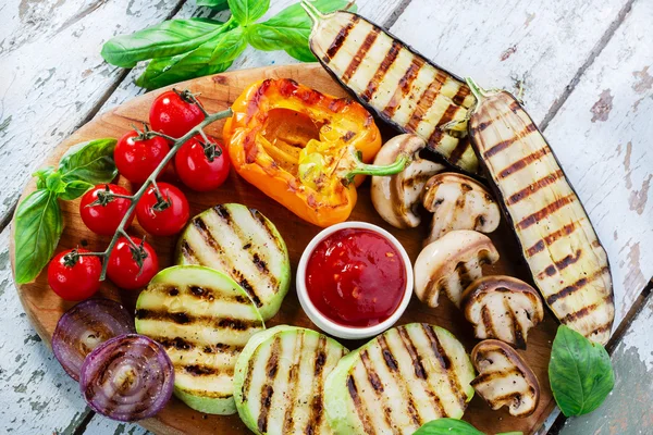 Grilled vegetables eggplant zucchini mushrooms — Stock Photo, Image