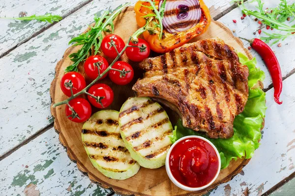 Chuletas de cerdo a la parrilla con verduras — Foto de Stock