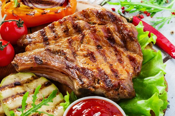 Chuletas de cerdo a la parrilla con verduras —  Fotos de Stock