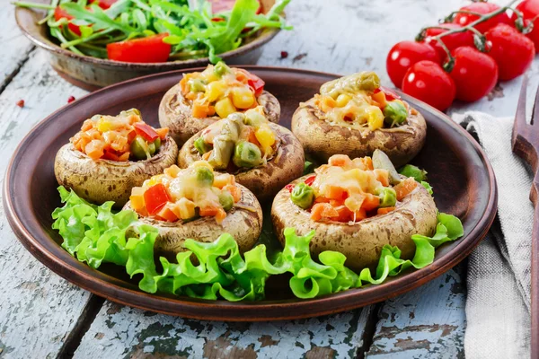Фаршировані гриби, запечені з овочами — стокове фото