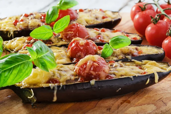 Запеченные баклажаны с сыром и помидорами — стоковое фото