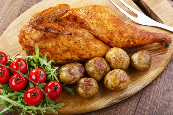 Halb gebackenes Hühnchen mit neuen Kartoffeln — Stockfoto