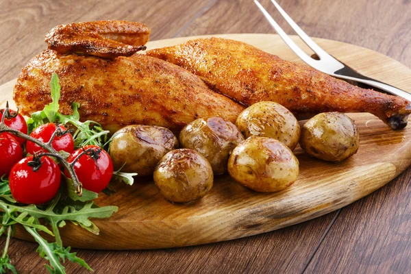 Полужареная курица с новым картофелем — стоковое фото